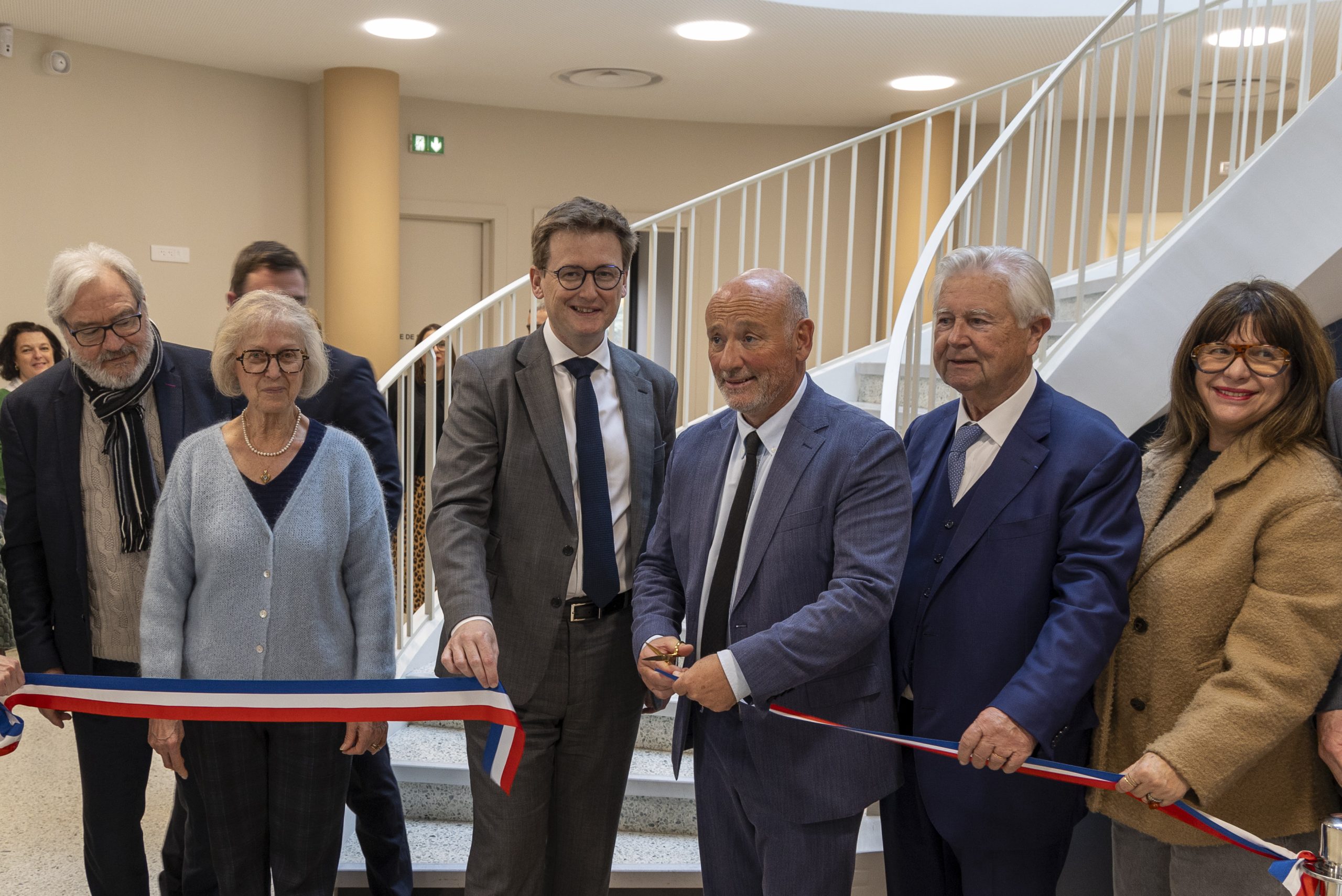 Le Maire et le Préfet coupent le ruban de rénovation de l'hôtel de ville de Castelnau le Lez