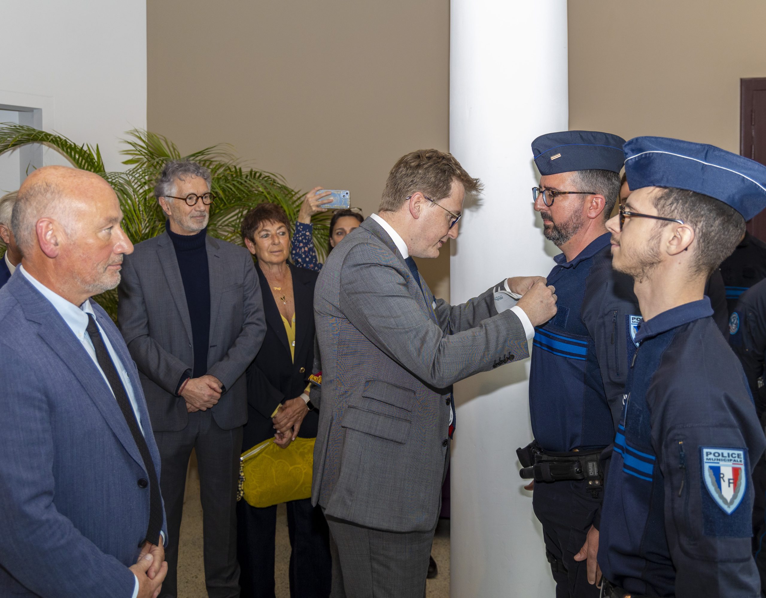 Le Préfet remet une médaille à deux policiers municipaux de Castelnau-le-Lez