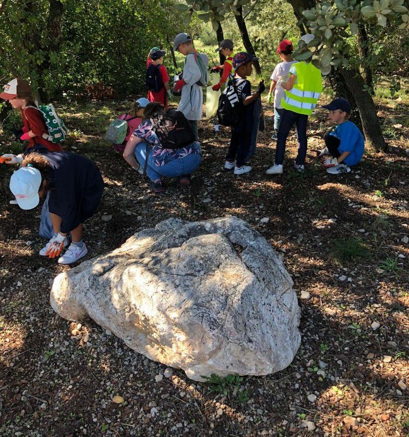 Les élèves de l'école Jean Moulin ramassent des déchets dans le parc Laporte, à l'occasion du World Clean Up Day.